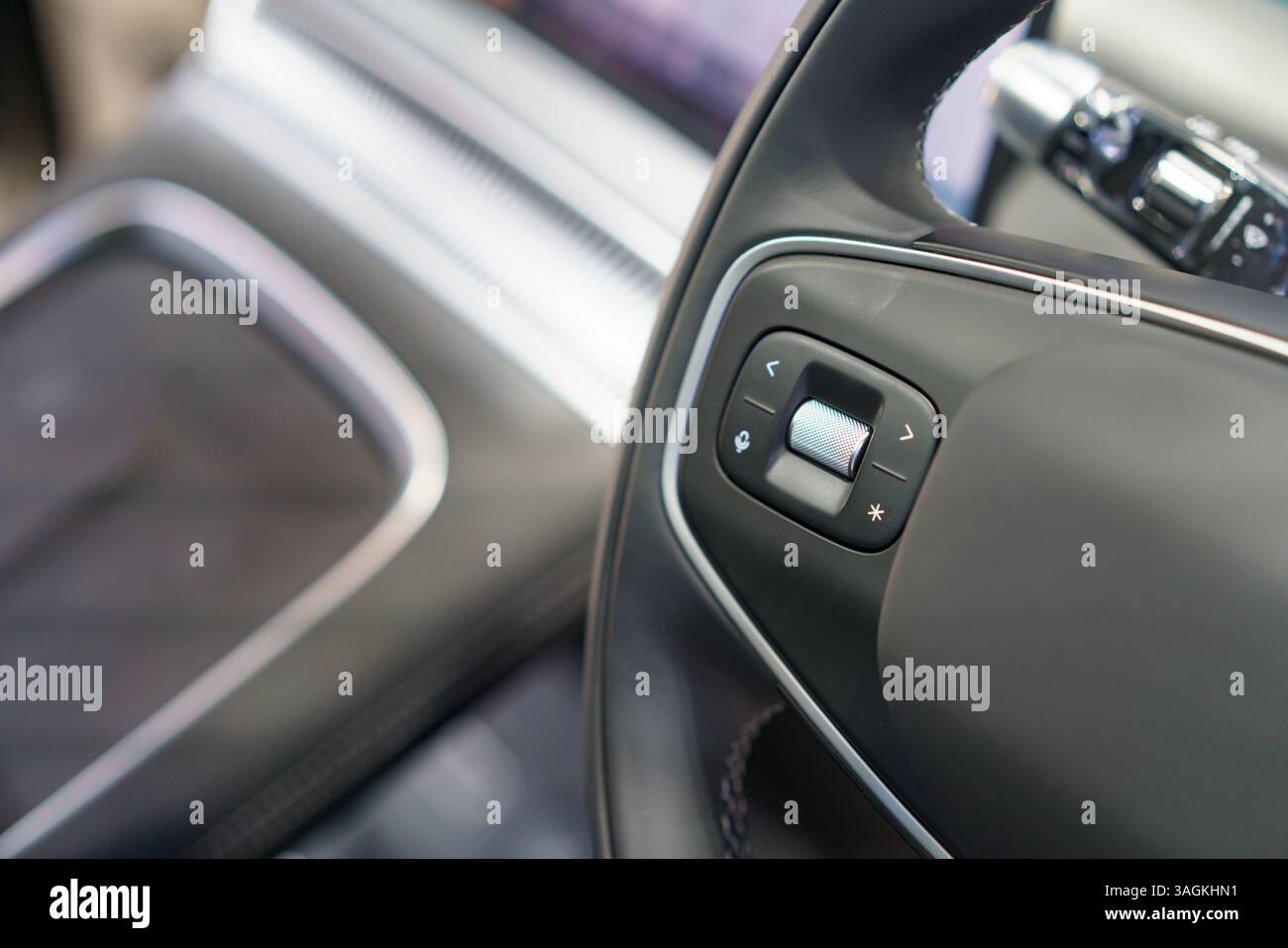gros plan capturant les commandes avancées au volant dans un habitacle de voiture électrique élégant, mettant l'accent sur le design moderne et la technologie conviviale. Banque D'Images