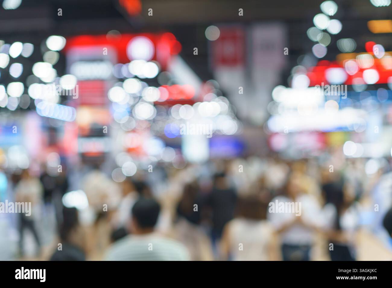découvrez un spectacle automobile animé rempli de visiteurs et de lumières éblouissantes, mettant en valeur l'énergie, l'excitation et les expositions automobiles. Banque D'Images