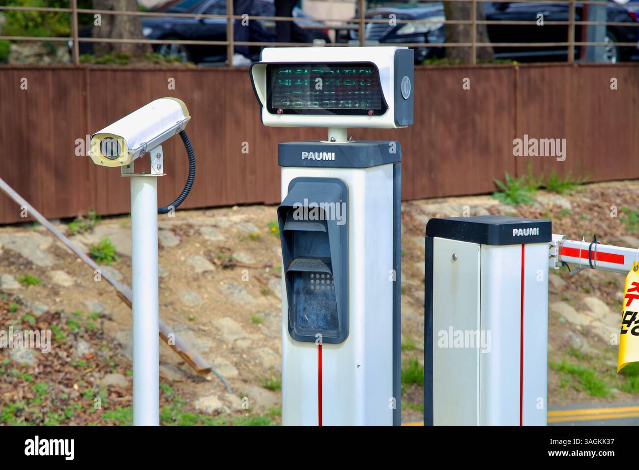Ulsan City, Corée du Sud - 31 mars 2025 : vue rapprochée d'un kiosque de stationnement moderne équipé d'un appareil photo et d'un scanner de plaque d'immatriculation, faisant partie d'un puits Banque D'Images