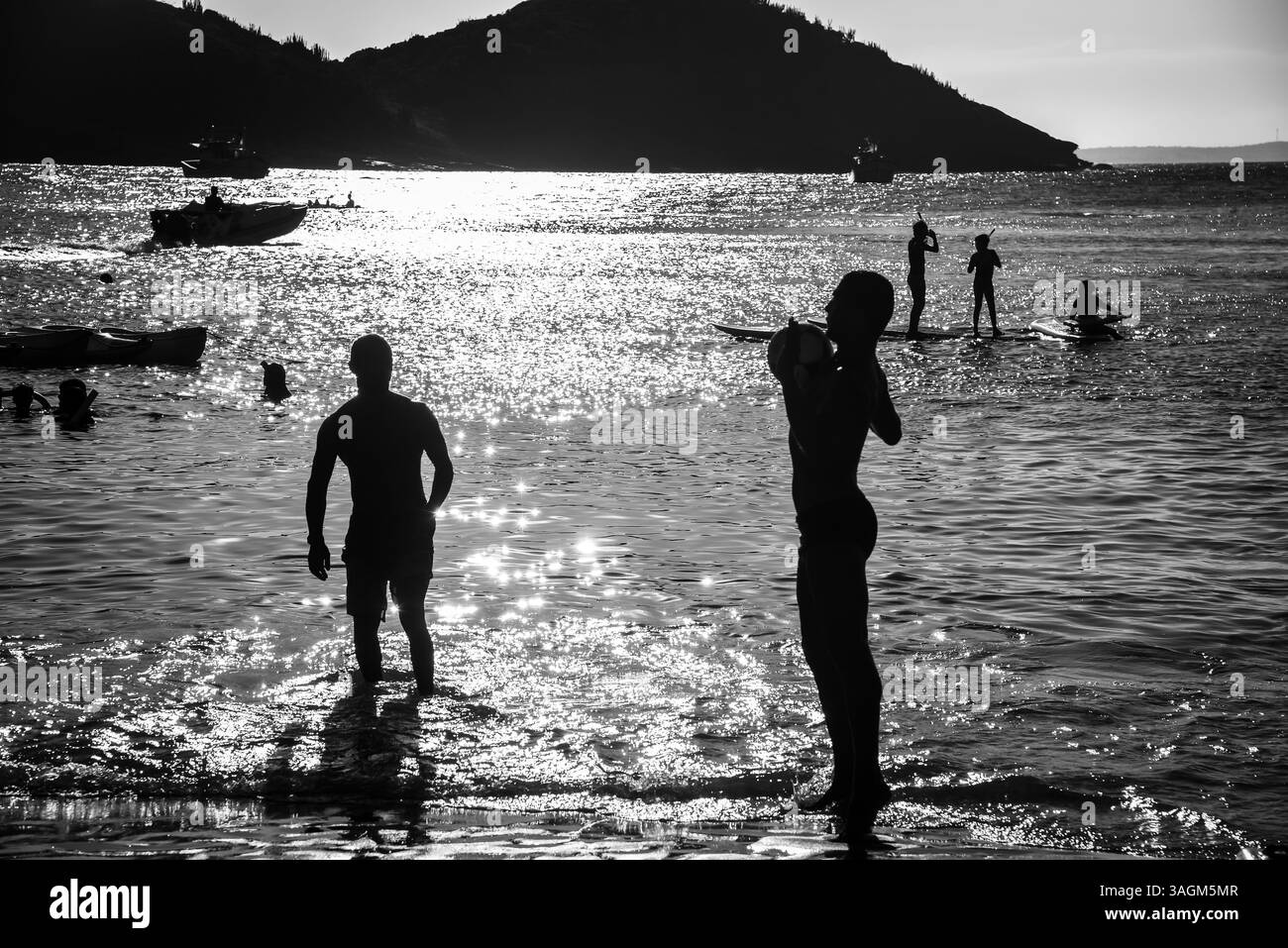 Silhouettes noires et blanches d'hommes jouant au Beach Soccer à Buzios, Brésil Banque D'Images