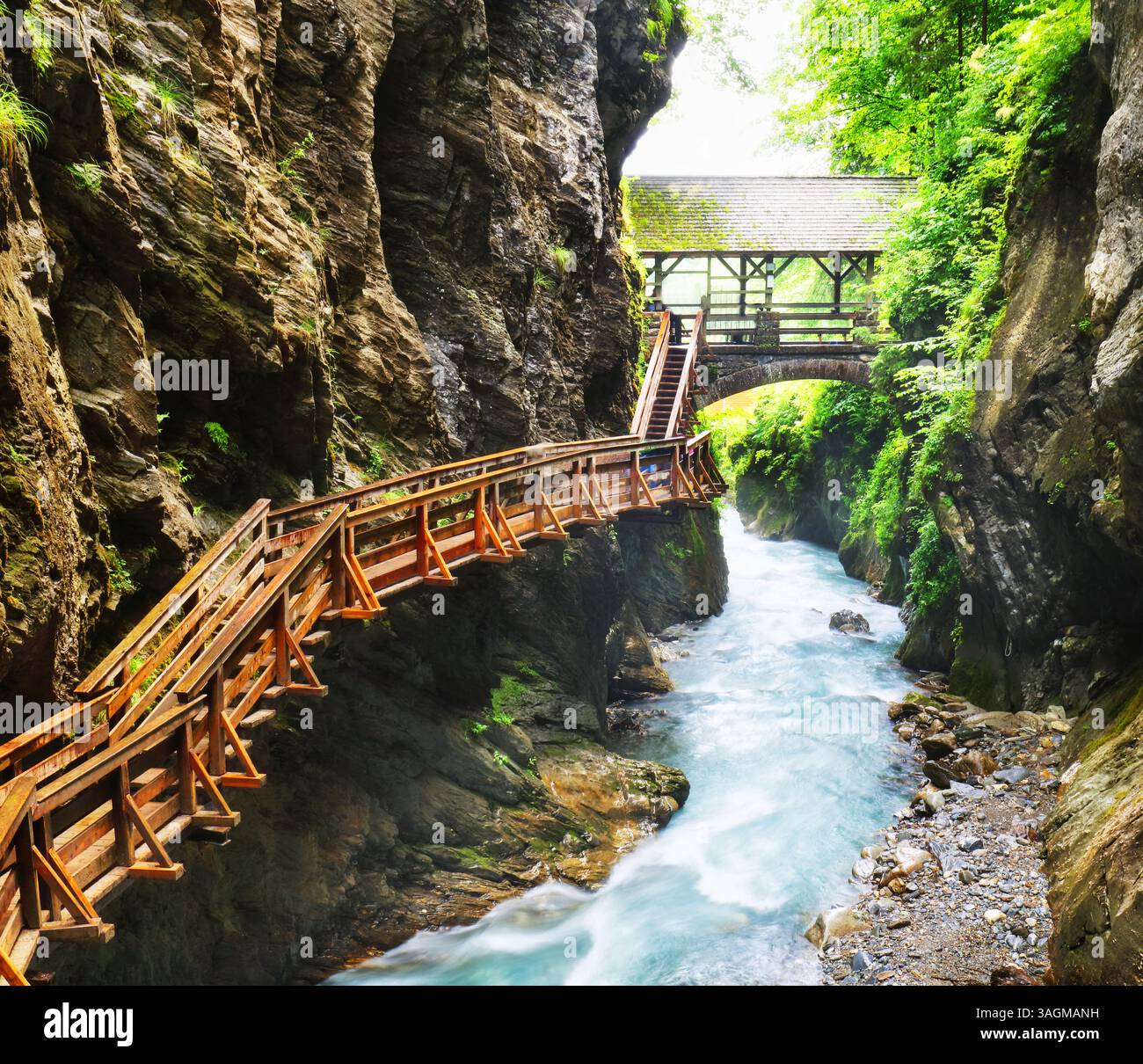 Sentier de randonnée en bois à l'intérieur d'une gorge avec rivière de montagne bue, Sigmund Thun Klamm, Kaprun, Autriche Banque D'Images
