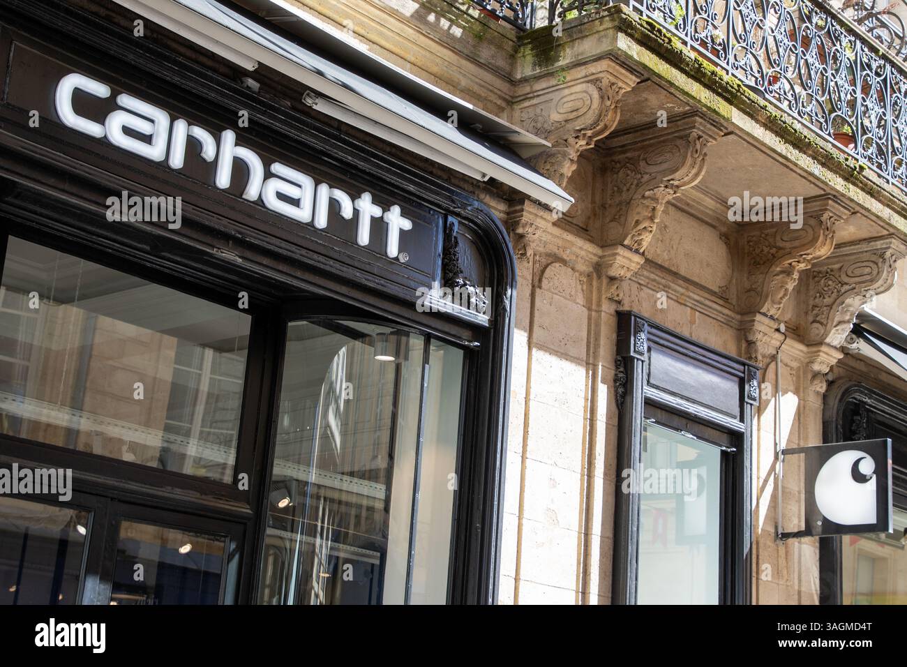Bordeaux , France - 04 09 2025 : carhartt Storefront Work in Progress logo Brand chain sur boutique enseigne texte façade boutique vêtements boutique fashion work we Banque D'Images