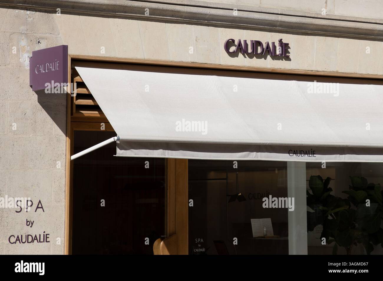 Bordeaux , France - 04 09 2025 : caudalie Storefront chaîne texte signe et logo marque sur façade boutique de cosmétiques en france Banque D'Images