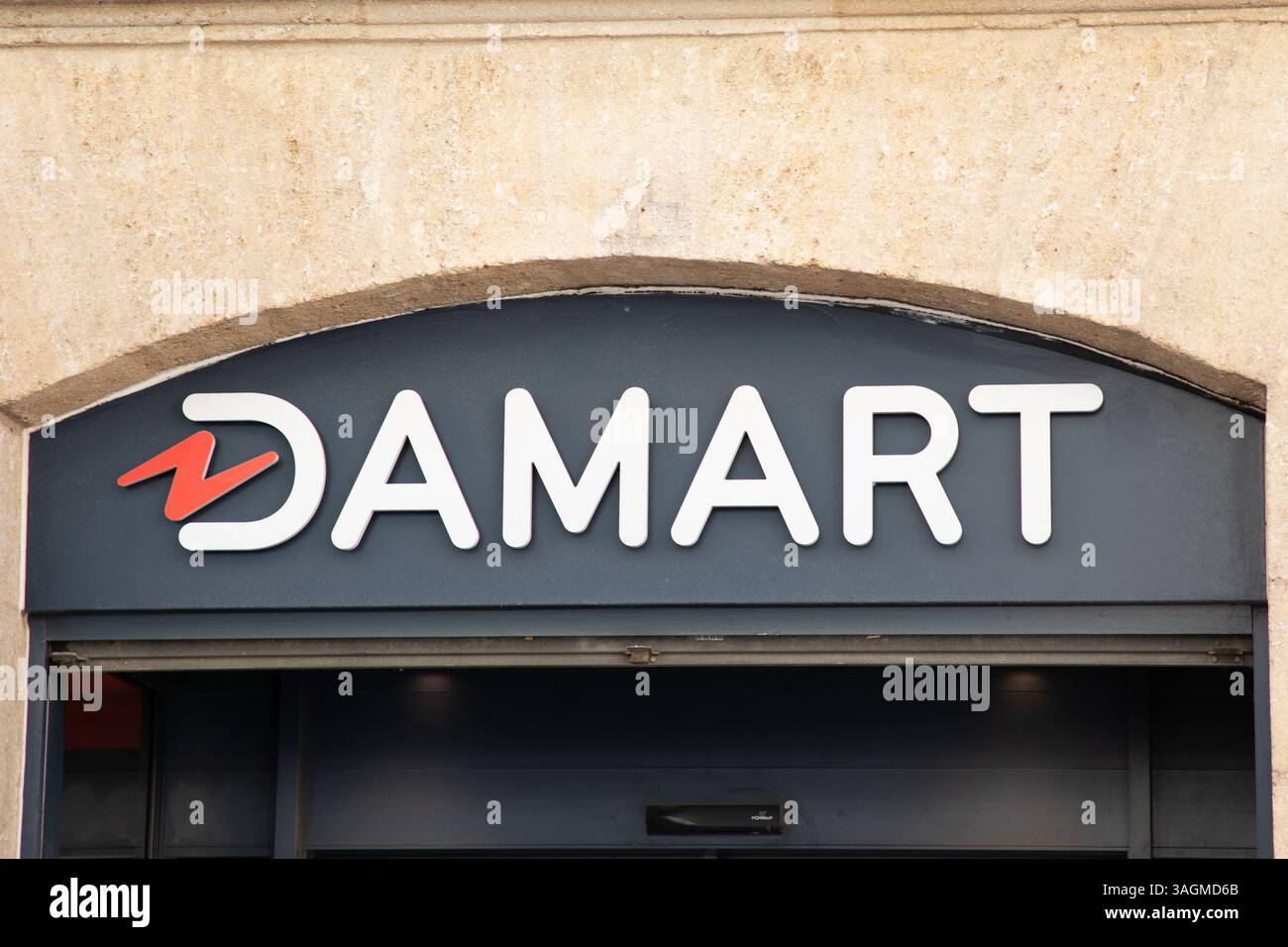 Bordeaux , France - 04 09 2025 : logo de magasin damart marque et signe texte sur façade murale magasin de mode ville rue Banque D'Images