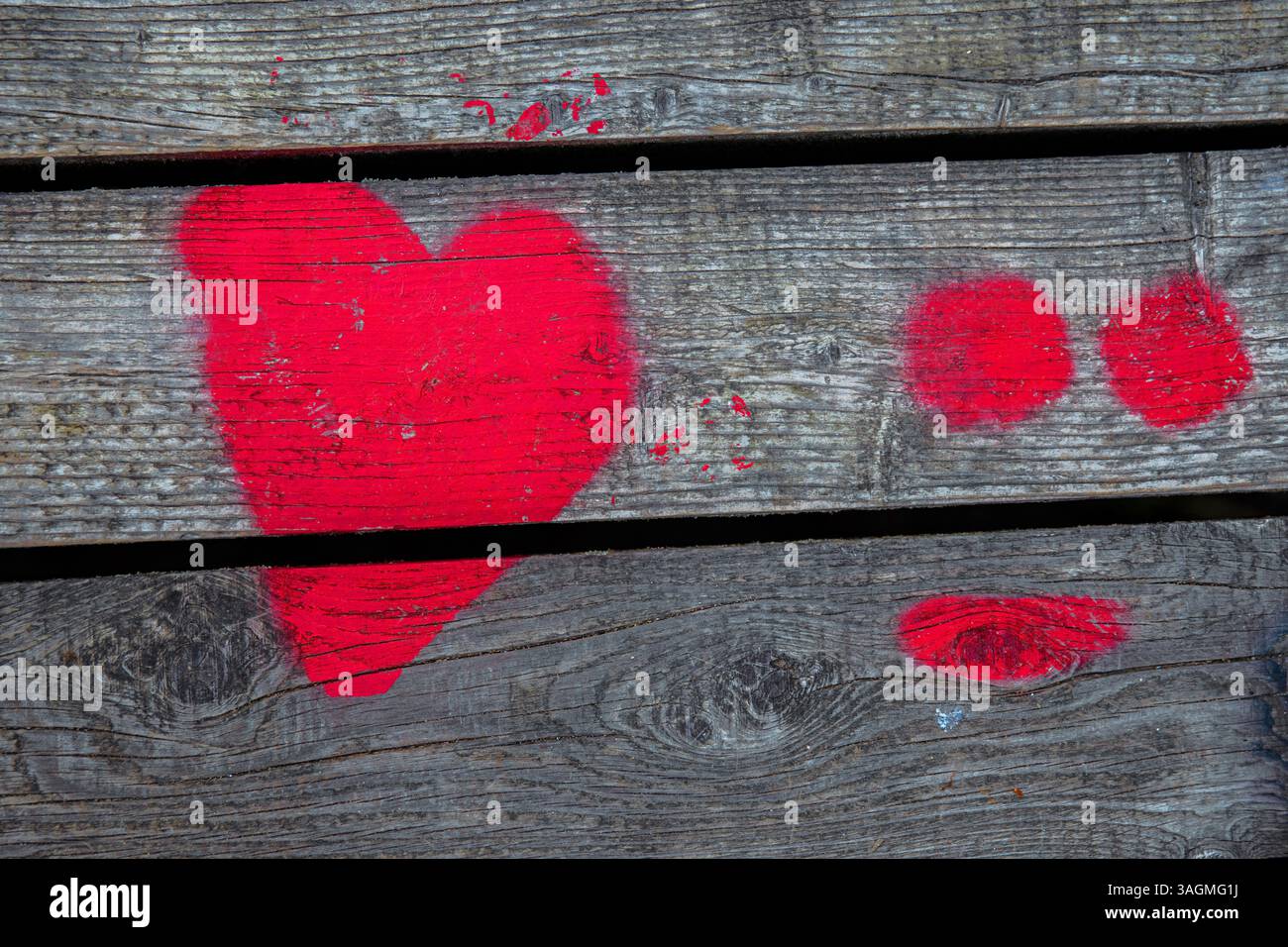 Spray coeur d'amour peint sur fond de mur en bois. Un coeur rouge sur fond de clôture de planches de bois. Bonne Saint Valentin. 14 février fond d'écran, design Banque D'Images