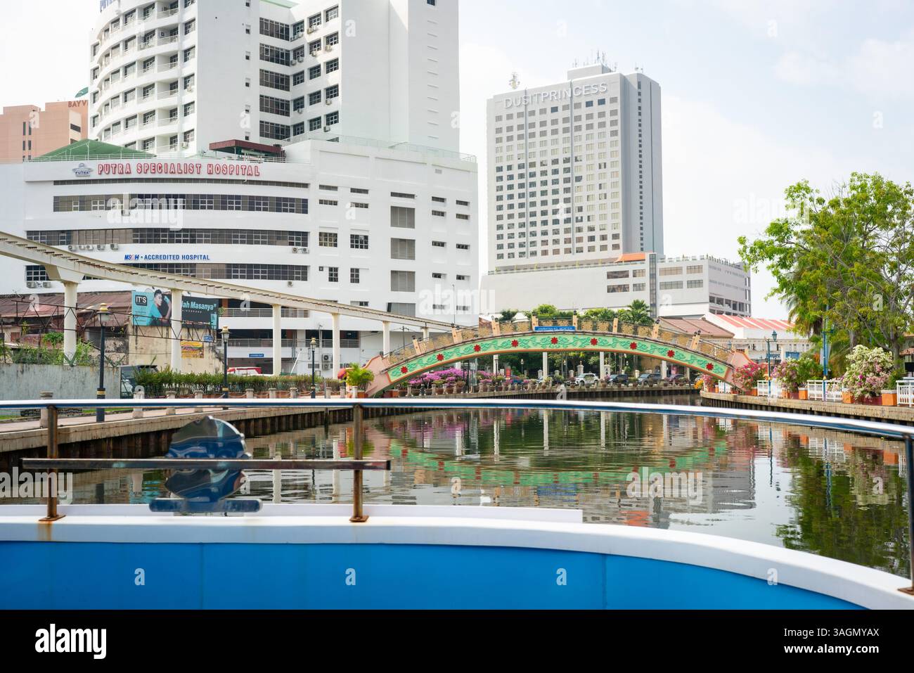 Melaka, Malaisie - 26 mars 2025 : vue de la Melaka depuis la promenade en bateau de la croisière sur la rivière Melaka. Banque D'Images