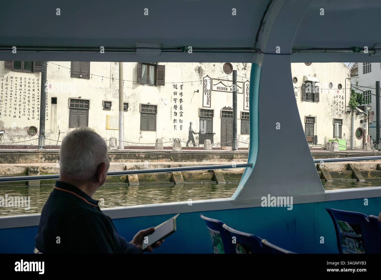 Melaka, Malaisie - 26 mars 2025 : vue sur les bâtiments du patrimoine de Melaka depuis la promenade en bateau de la croisière sur la rivière Melaka. Banque D'Images