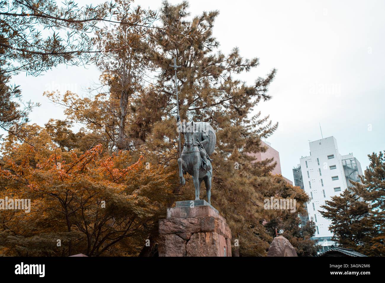 Les touristes admirent une statue de samouraï en bronze dans le jardin historique de Kenrokuen Banque D'Images