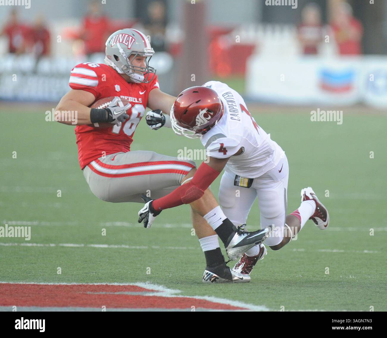 14 septembre 2012 : Taylor Barnhill (16 ans) de l'UNLV est attaqué par Anthony Carpenter (4 ans) de l'État de Washington lors d'un match de football NCAA entre les Cougars de l'État de Washington et les Rebels de l'UNLV samedi 8 septembre 2012 au Sam Boyd Stadium de Las Vegas, Nevada. L'État de Washington a gagné 35-27. Josh Holmberg/CSM(crédit image : © Josh Holmberg/Cal Sport Media/ZUMAPRESS.com) Banque D'Images
