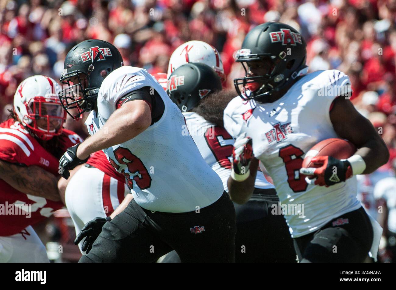 15 septembre 2012 - Lincoln, Nebraska, U. S - Arkansas State Running Back Frankie Jackson (6) suit son bloqueur pour un court gain. Le Nebraska a battu Arkansas State 42-13 lors d'un match joué au Memorial Stadium de Lincoln, Nebraska. (Crédit image : © Steven Branscombe/ZUMApress.com) Banque D'Images