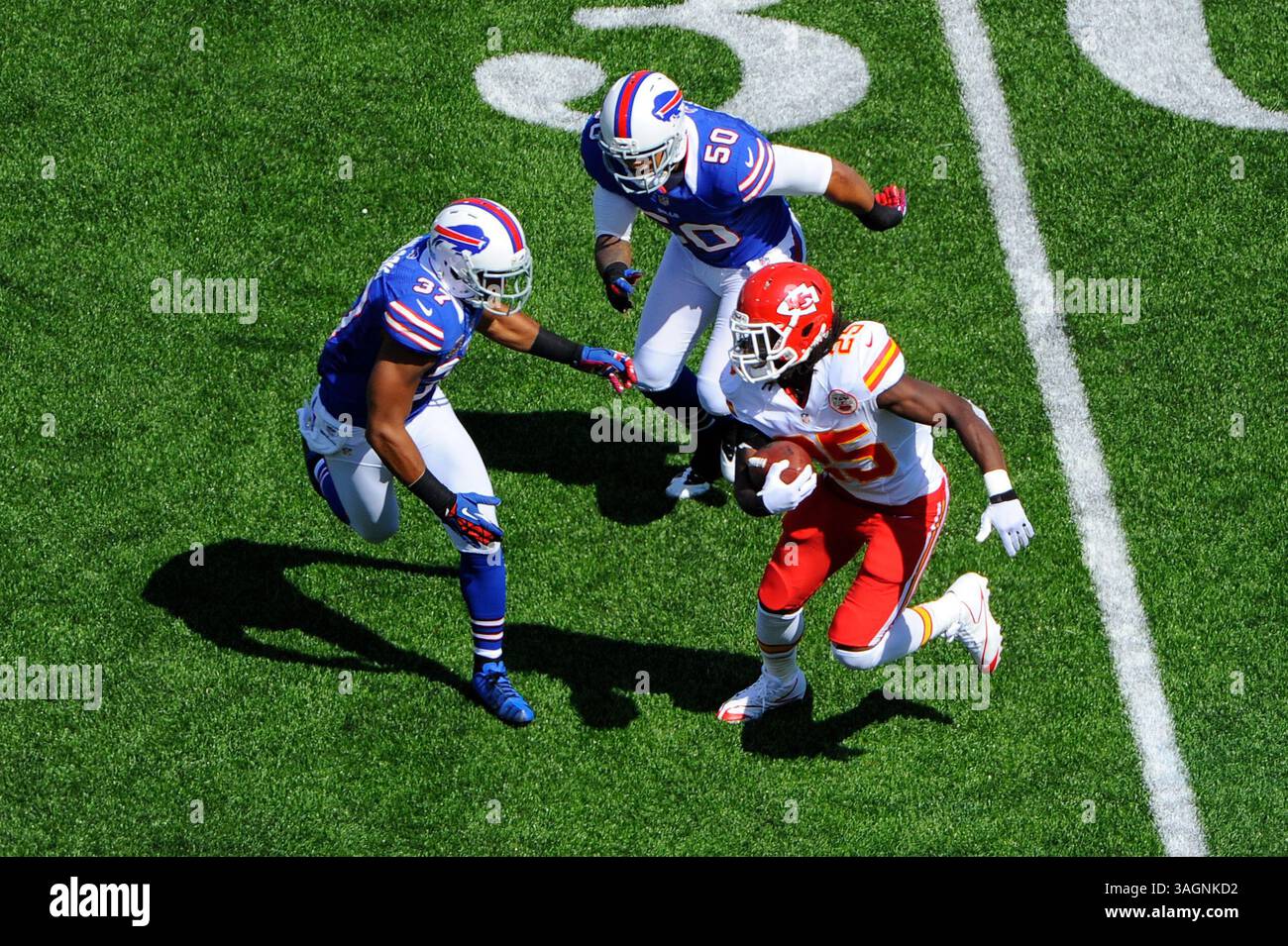 16 septembre 2012 : Kansas City Chiefs Running back Jamaal Charles #25 court avec le ballon alors qu'il est poursuivi par Buffalo Bills George Wilson #37 et le linebacker extérieur Nick Barnett #50 pendant le premier quart-temps au Ralph Wilson Stadium à Orchard Park, New York. (Crédit image : © Rich Barnes/Cal Sport Media/ZUMAPRESS.com) Banque D'Images