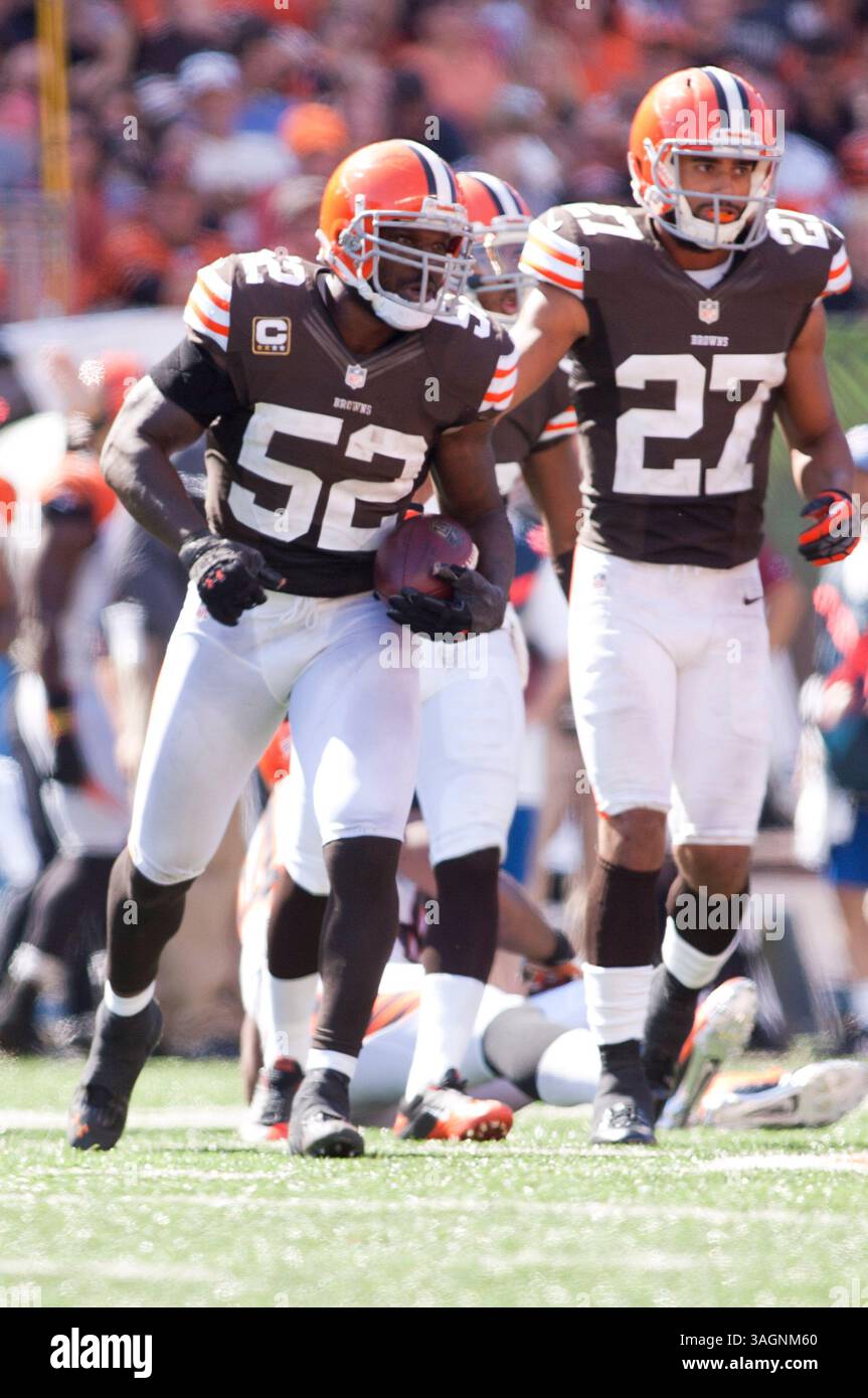 16 septembre 2012 : le linebacker des Browns D'Qwell Jackson intercepte une passe lors d'un match NFL entre les Browns de Cleveland et les Bengals de Cincinnati au Paul Brown Stadium de Cincinnati, Ohio. L'hôte Bengals a battu les Browns 34-27.(image crédit : © Scott Terna/Cal Sport Media/ZUMAPRESS.com) Banque D'Images