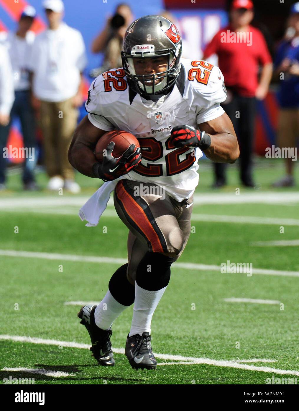 16 septembre 2012 : Doug Martin (22 ans), le running back de Buccaneer, cherche le parcours en première mi-temps lors de l'action de la NFL entre les Giants de New York et les Buccaneers de Tampa Bay au MetLife Stadium à East Rutherford, New Jersey. Les Giants ont battu les Buccaneers 41-34.(image crédit : © Duncan Williams/Cal Sport Media/ZUMAPRESS.com) Banque D'Images