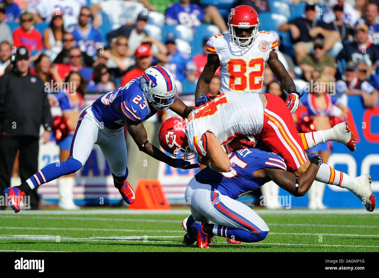 Le 16 septembre 2012 : Kansas City Chiefs Running back Peyton Hillis #40 est attaqué par la sécurité forte Da'Norris Searcy #25 et le cornerback Aaron Williams #23 au cours du quatrième quart-temps au Ralph Wilson Stadium à Orchard Park, New York. (Crédit image : © Rich Barnes/Cal Sport Media/ZUMAPRESS.com) Banque D'Images