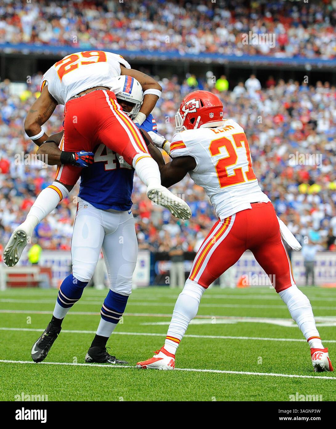 16 septembre 2012 : les Chiefs de Kansas City, Eric Berry #29 et Abram Elam #27, tentent de s'attaquer aux Buffalo Bills Tight End Dorin Dickerson #42 au cours du deuxième trimestre au Ralph Wilson Stadium à Orchard Park, New York. (Crédit image : © Rich Barnes/Cal Sport Media/ZUMAPRESS.com) Banque D'Images