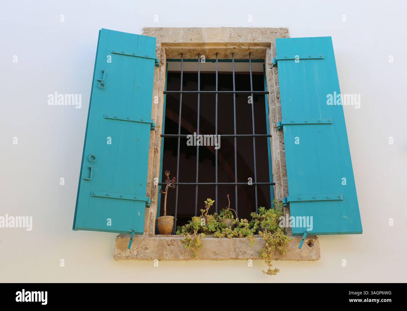 Ancien bâtiment avec volets verts et plantes à Varosha, Famagouste, Chypre du Nord Banque D'Images