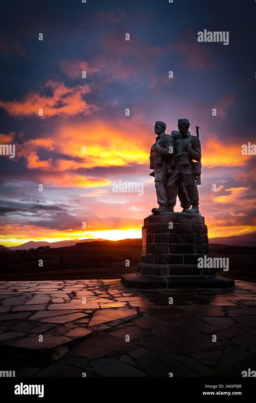Le monument Commando au pont Spean au coucher du soleil - Image de stock capturée avec un smartphone