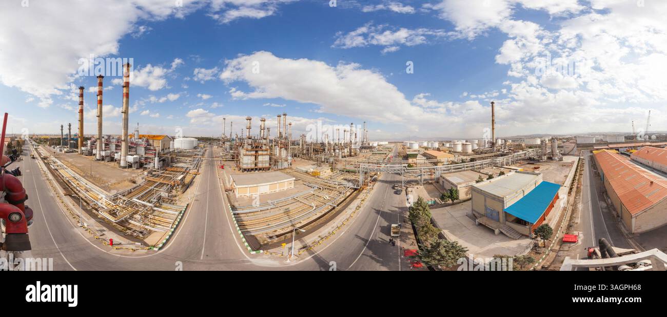 Raffinerie de pétrole de Tabriz, Iran – Une vue panoramique sur le complexe industriel et ses imposantes cheminées sous un ciel bleu clair. La raffinerie joue un rôle critique Banque D'Images