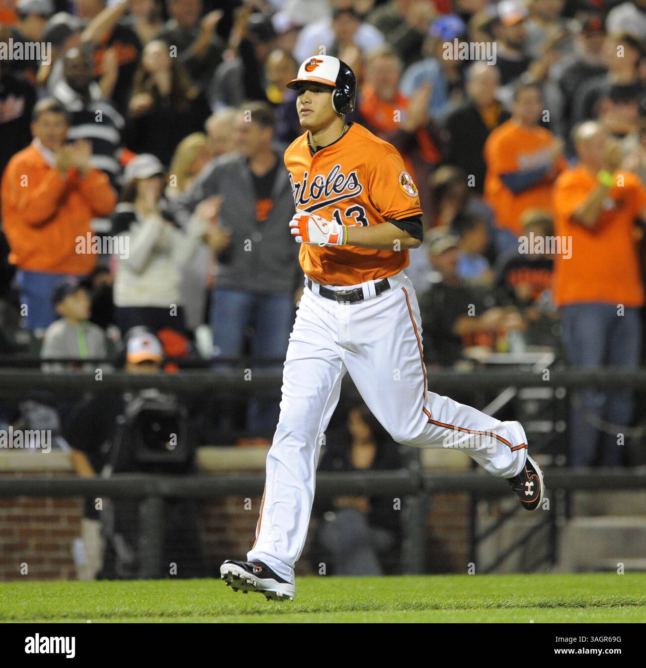 29 septembre 2012 - Baltimore, MD, USA - Manny Machado de Baltimore Orioles frappe homer en solo en septième manche contre les Red Sox de Boston à Oriole Park à Camden Yards à Baltimore, Maryland, samedi 29 septembre 2012. (Crédit image : © Lloyd Fox/MCT/ZUMAPRESS.com) Banque D'Images