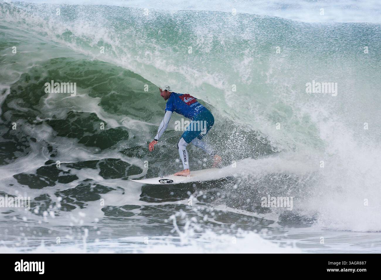 30 septembre 2012 - Hossegor, France - KIERREN PERROW de Suffolk Park, NSW, Australie a remporté une victoire étroite au premier tour lors du Quiksilver Pro France aujourd'hui. Perrow a battu A. Buchan et J. Wilson tous deux d'Australie pour assurer sa place dans le troisième round. (Crédit image : © Kelly Cestari/ASP-Covered images/ZUMAPRESS.com) Banque D'Images