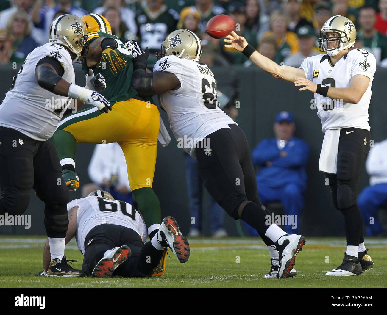 30 septembre 2012 - Green Bay, WI, États-Unis - le quarterback des Saints de la Nouvelle-Orléans Drew Brees tire un col au troisième trimestre le dimanche 30 septembre 2012 au lambeau Field à Green Bay, Wisconsin. Packers a gagné, 28-27. (Crédit image : © Mark Hoffman/MCT/ZUMAPRESS.com) Banque D'Images