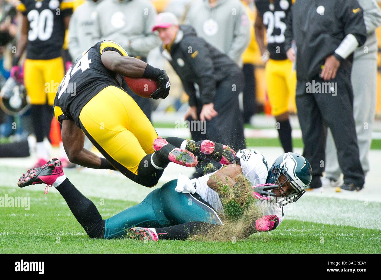 7 octobre 2012 - Pittsburgh, Pennsylvanie, U. S - 07 octobre 2012 : la sécurité des Eagles de Philadelphie Nate Allen (29 ans) est faible sur le Running back des Steelers de Pittsburgh Rashard Mendenhall (34 ans) pendant le match entre les Eagles de Philadelphie et les Steelers de Pittsburgh au Heinz Field à Pittsburgh, PA. Les Steelers de Pittsburgh battent les Eagles de Philadelphie 16-14. (Crédit image : â© Kostas Lymperopoulos/Cal Sport Media)(crédit image : © Kostas Lymperopoulos/Cal Sport Media/ZUMAPRESS.com) Banque D'Images