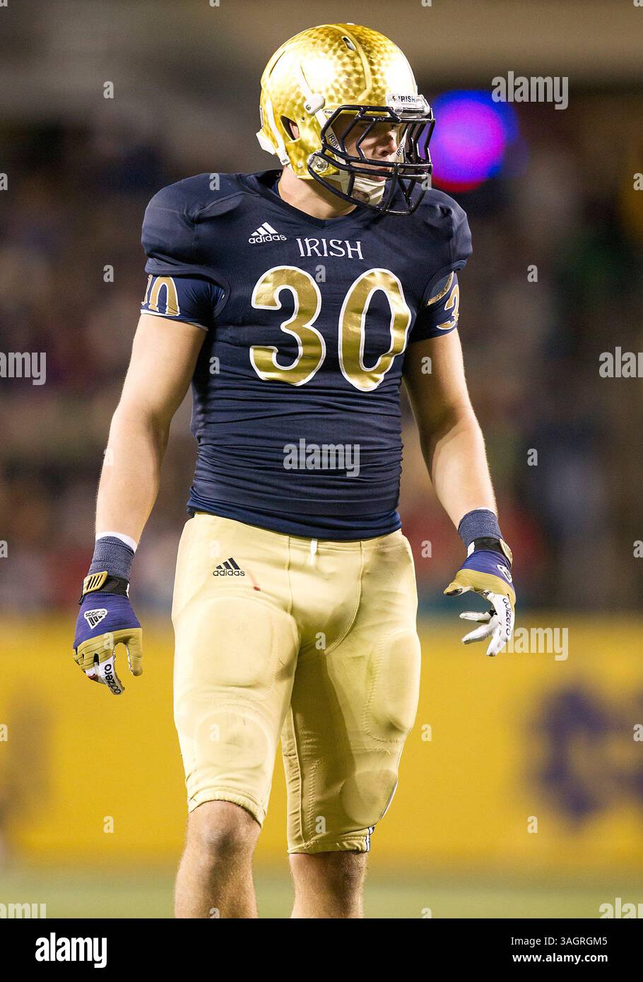 6 octobre 2012 - Chicago, Illinois, États-Unis d'Amérique - 06 octobre 2012 : notre Dame Outside linebacker Ben Councell (30) pendant l'action de match de football de la NCAA entre notre Dame Fighting Irish et les Miami Hurricanes au Soldier Field à Chicago, Illinois. Notre Dame a battu Miami 41-3.(image crédit : © John Mersits/Cal Sport Media/ZUMAPRESS.com) Banque D'Images