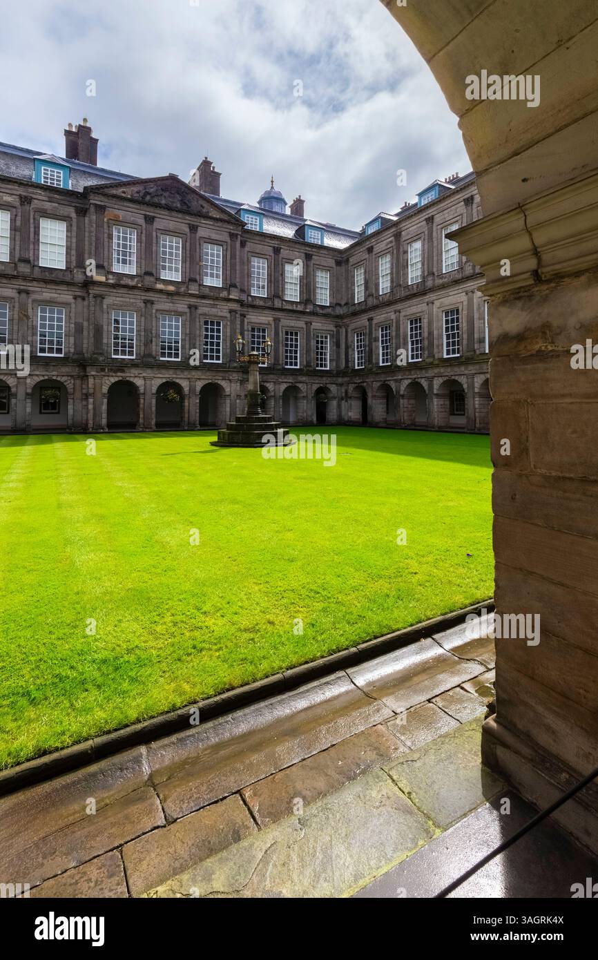 Vue sur le palais de Holyrood dans le centre-ville d'Édimbourg. Édimbourg, Écosse, Royaume-Uni, Europe. Banque D'Images
