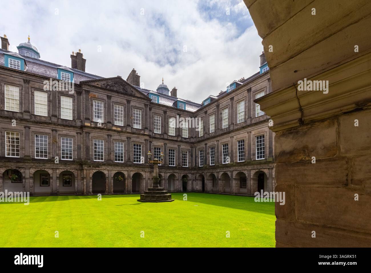 Vue sur le palais de Holyrood dans le centre-ville d'Édimbourg. Édimbourg, Écosse, Royaume-Uni, Europe. Banque D'Images