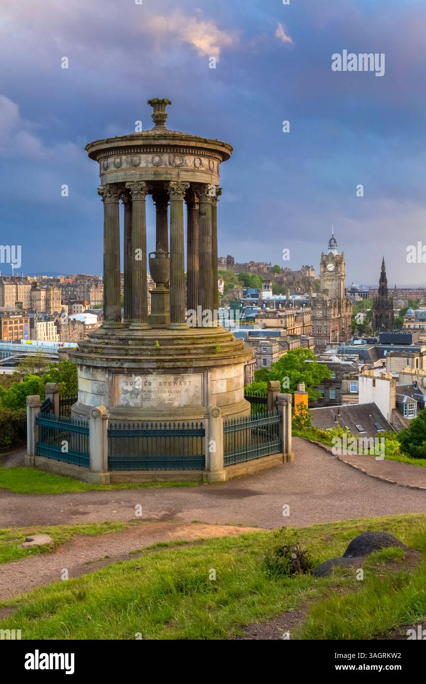Vue sur le coucher du soleil au printemps du centre-ville d'Édimbourg depuis Calton Hill. Édimbourg, Écosse, Royaume-Uni, Europe. Banque D'Images