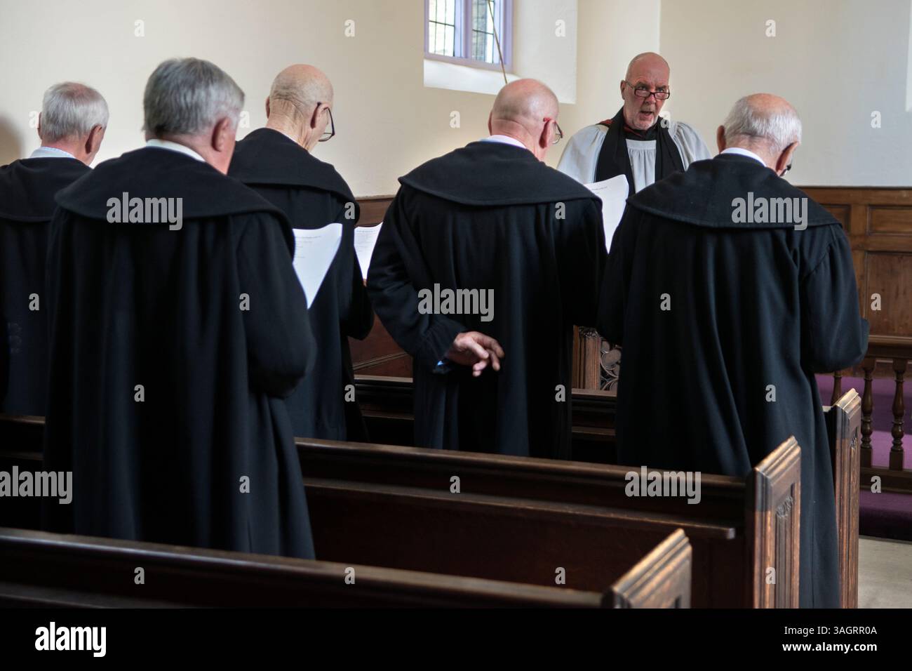 Trinity Hospital Almshouse Greenwich. Visite court Day. Le jour de la visite, les résidents portent leurs blouses traditionnelles et leurs chapeaux supérieurs et assistent à un service de remerciements dans la chapelle des almshouse. L'almshouse est le plus ancien bâtiment de Greenwich. South East London, Angleterre 2019 2010s UK HOMER SYKES Banque D'Images