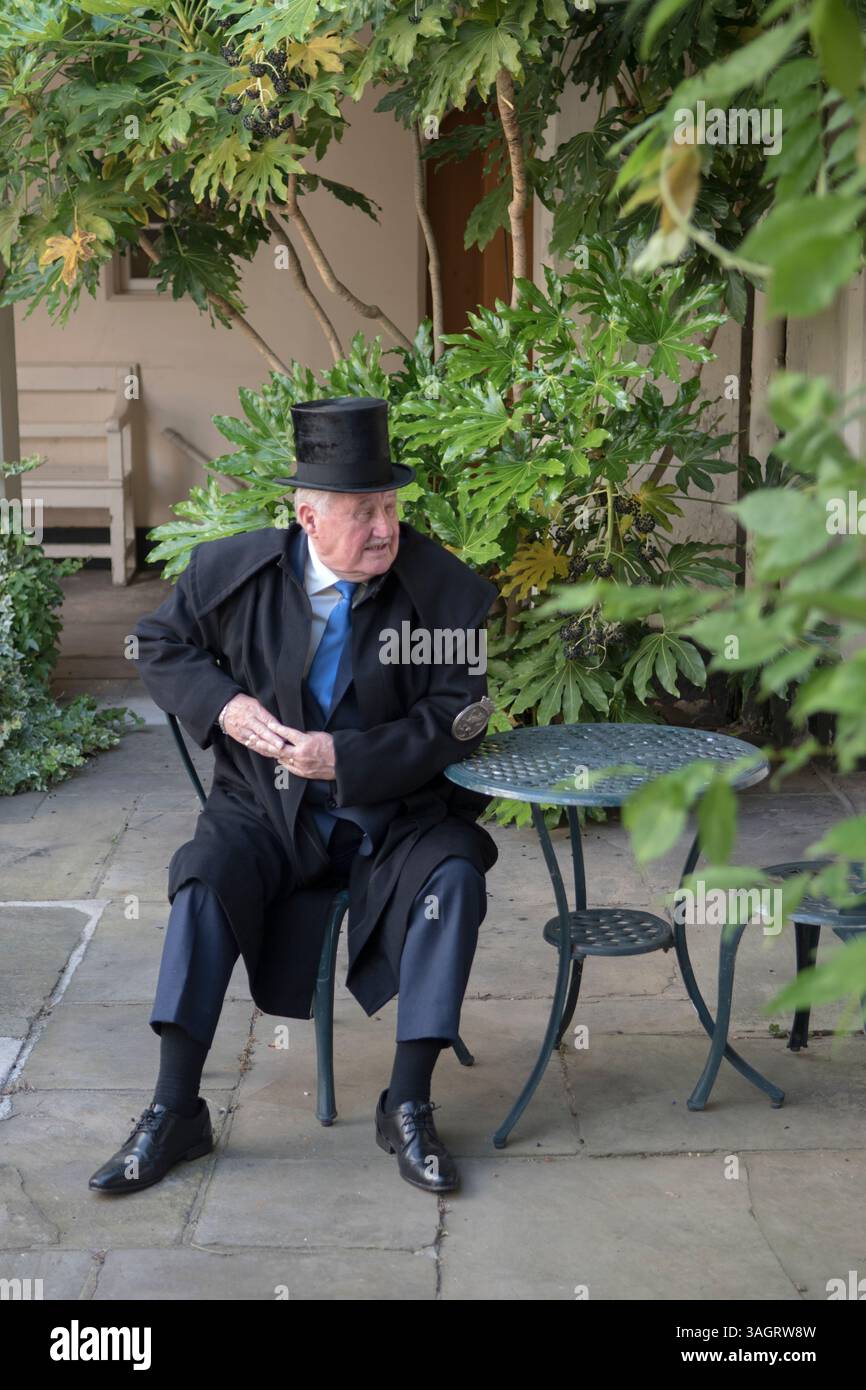 Trinity Hospital Almshouse Greenwich. Visite court Day. Le jour de la visite, les résidents portent leurs blouses traditionnelles et leurs chapeaux supérieurs et assistent à un service de remerciements dans la chapelle des almshouse. Greenwich. South East London, Angleterre 2019 2010s UK HOMER SYKES Banque D'Images