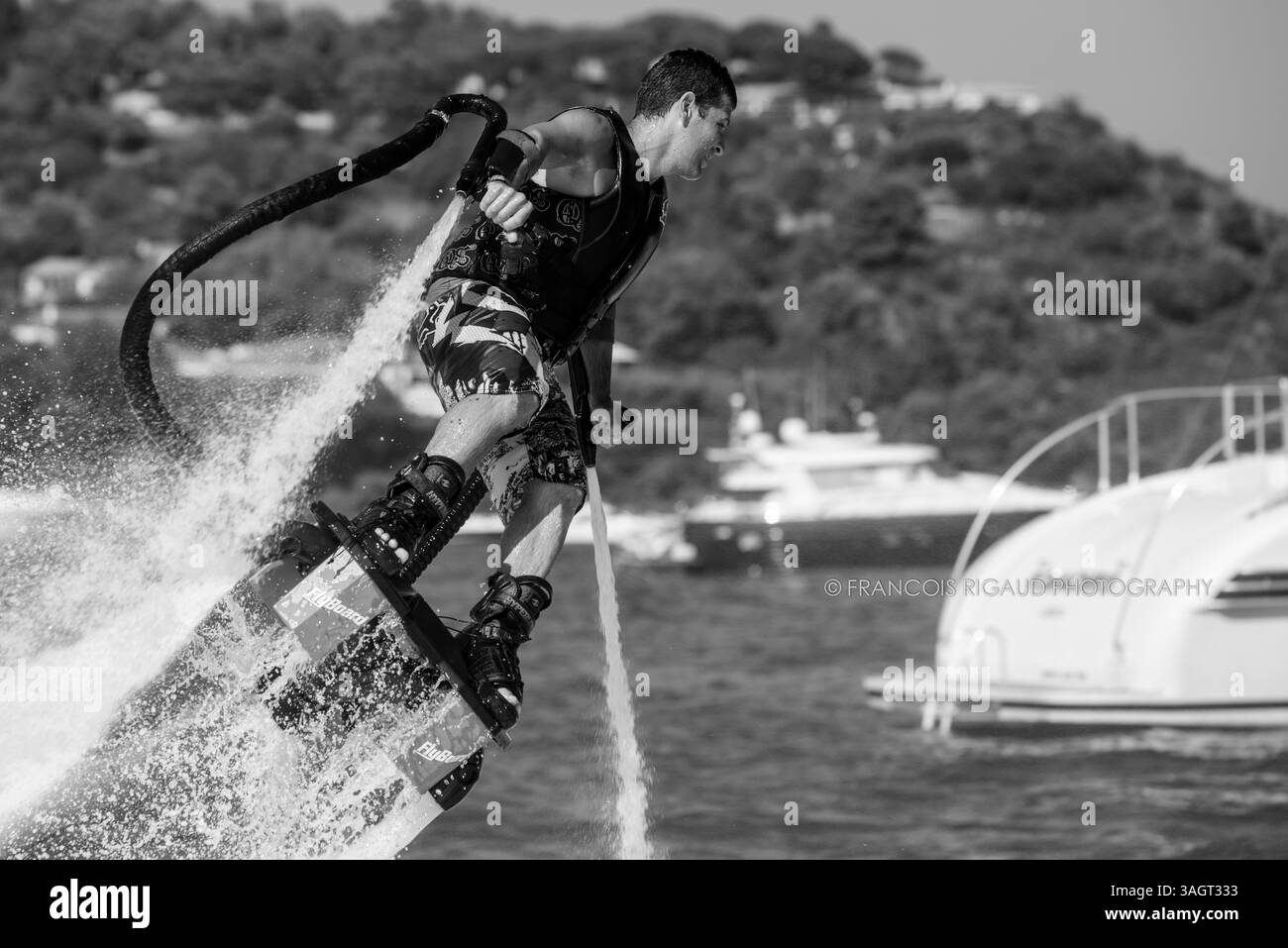 10 août 2012 - Nashville, Tennessee, États-Unis - le Flyboard est une machine qui permet la propulsion sous l'eau et dans les airs. Deux versions sont disponibles. La première version est pour une utilisation à 2 personnes : la première personne est sur le PWC et la seconde utilise le Flyboard. Cette version permet un apprentissage rapide et une grande liberté de mouvement qui dépend de l'inclinaison des pieds. La deuxième version est à usage unique et permet une meilleure précision de vol. Son utilisation intuitive vous procure des sensations exceptionnelles. Après quelques minutes, vous pouvez déjà vous déplacer sous l'eau comme un dauphin et défier la gravité comme superman. Le n Banque D'Images