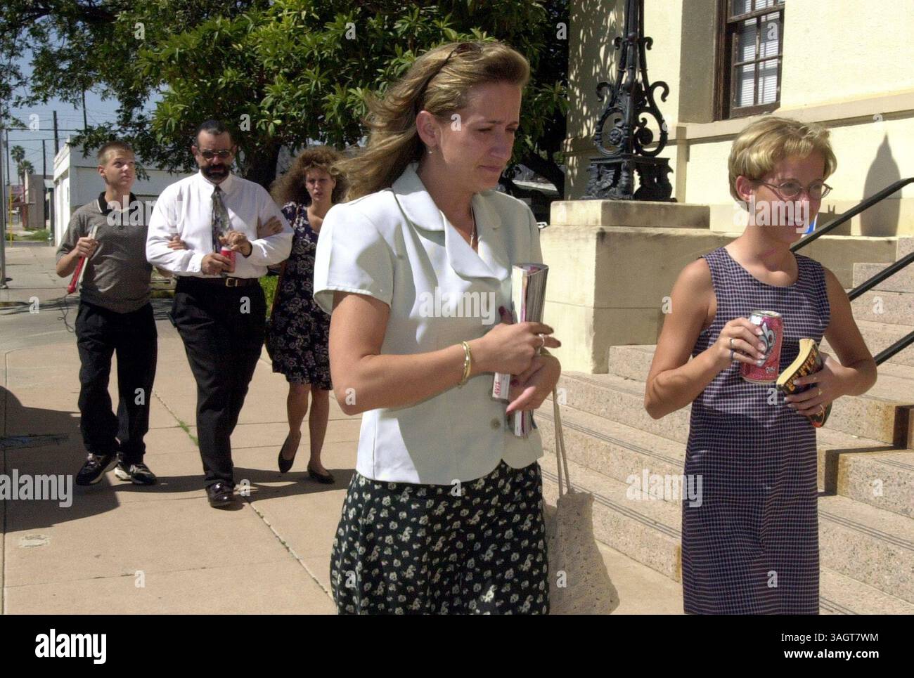18 septembre 2000 - DEL RIO, TEXAS, USA - DEL RIO JOHN MAC Krystal Surles, 11 (l) et sa mère PAM Surles (l) quittent le Centre judiciaire de Val Verde lundi après-midi, 18 septembre 2000, après qu'un verdict de culpabilité dans le procès Tommy Lynn Sells a été annoncé. La famille Harris, Justin 14 (l), Terry et Crystal, marchent derrière eux. Personnel Gloria Ferniz (crédit image : © San Antonio Express-News/ZUMApress.com) Banque D'Images