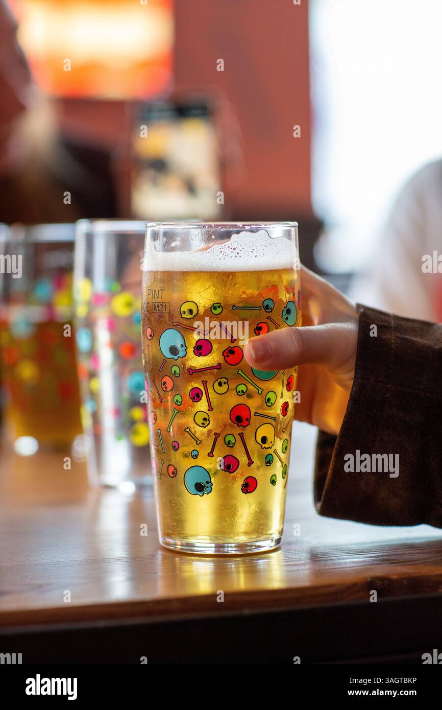 Pinte verre cou huile session IPA par la brasserie Beavertown Banque D'Images