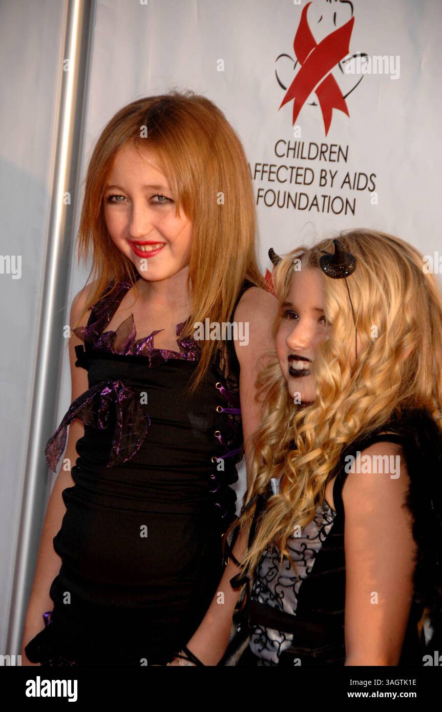 Noah cyrus and emily grace reeves Banque de photographies et d’images à ...