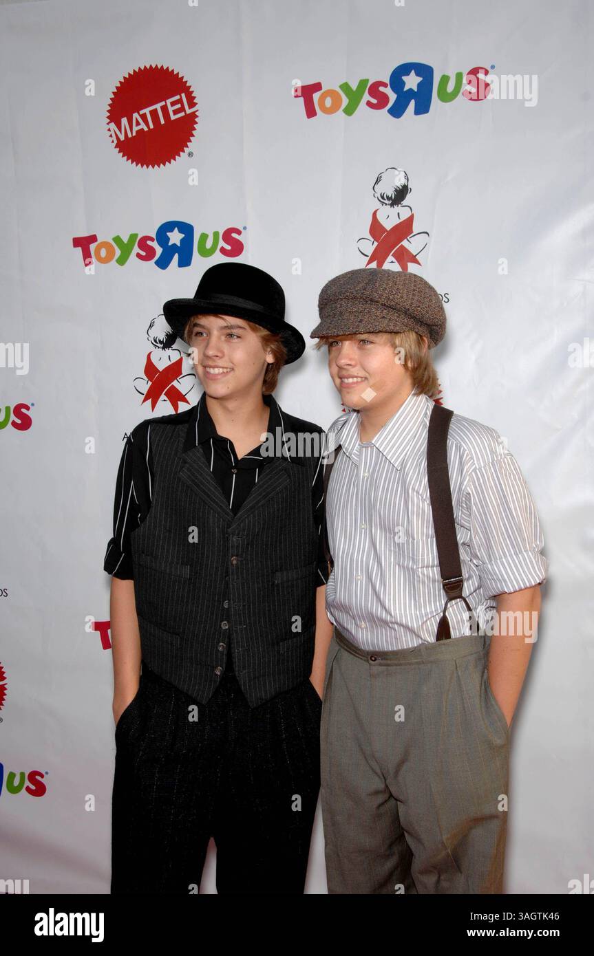 Cole Sprouse et Dylan Sprouse lors du 16e Halloween annuel de rêve de CAAFâ€™, qui s'est tenu au Barker Hanger, le 24 octobre 2009, à Santa Monica, en Californie. K63680MGE (crédit image : © Michael Germana/Globe photos/ZUMAPRESS.com) Banque D'Images