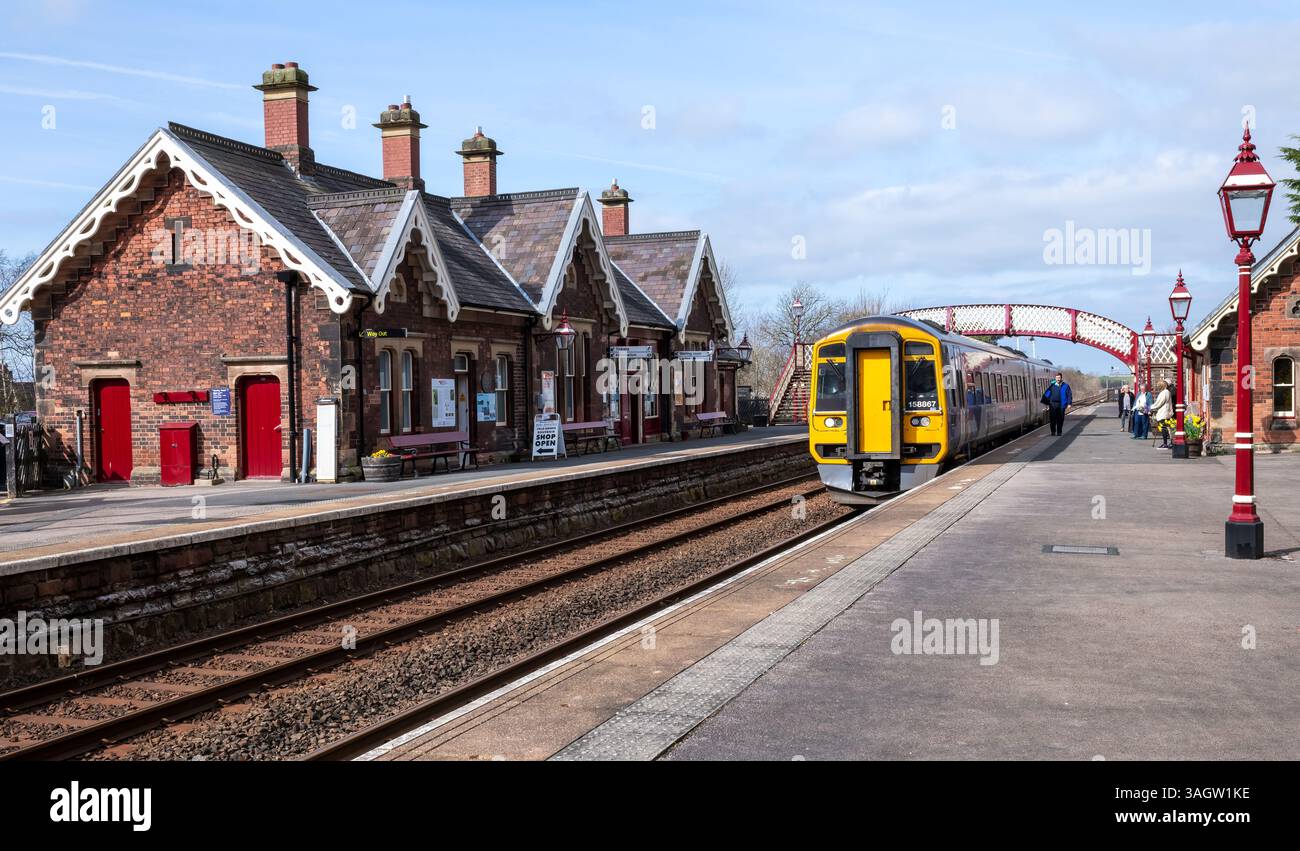 Le train de 15,33 en direction de Leeds s'est arrêté à la gare d'Appleby, Westmorland & Furness, Cumbria, Royaume-Uni Banque D'Images