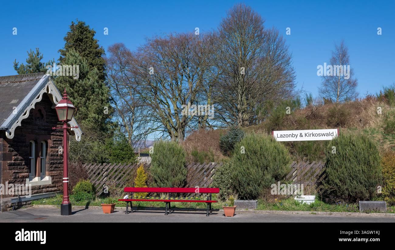 La toile de fond pastorale de la plate-forme 1 de la gare Lazonby & Kirkoswald, ligne de chemin de fer Settle-Carlisle, Westmorland & Furness, Cumbria, Royaume-Uni Banque D'Images