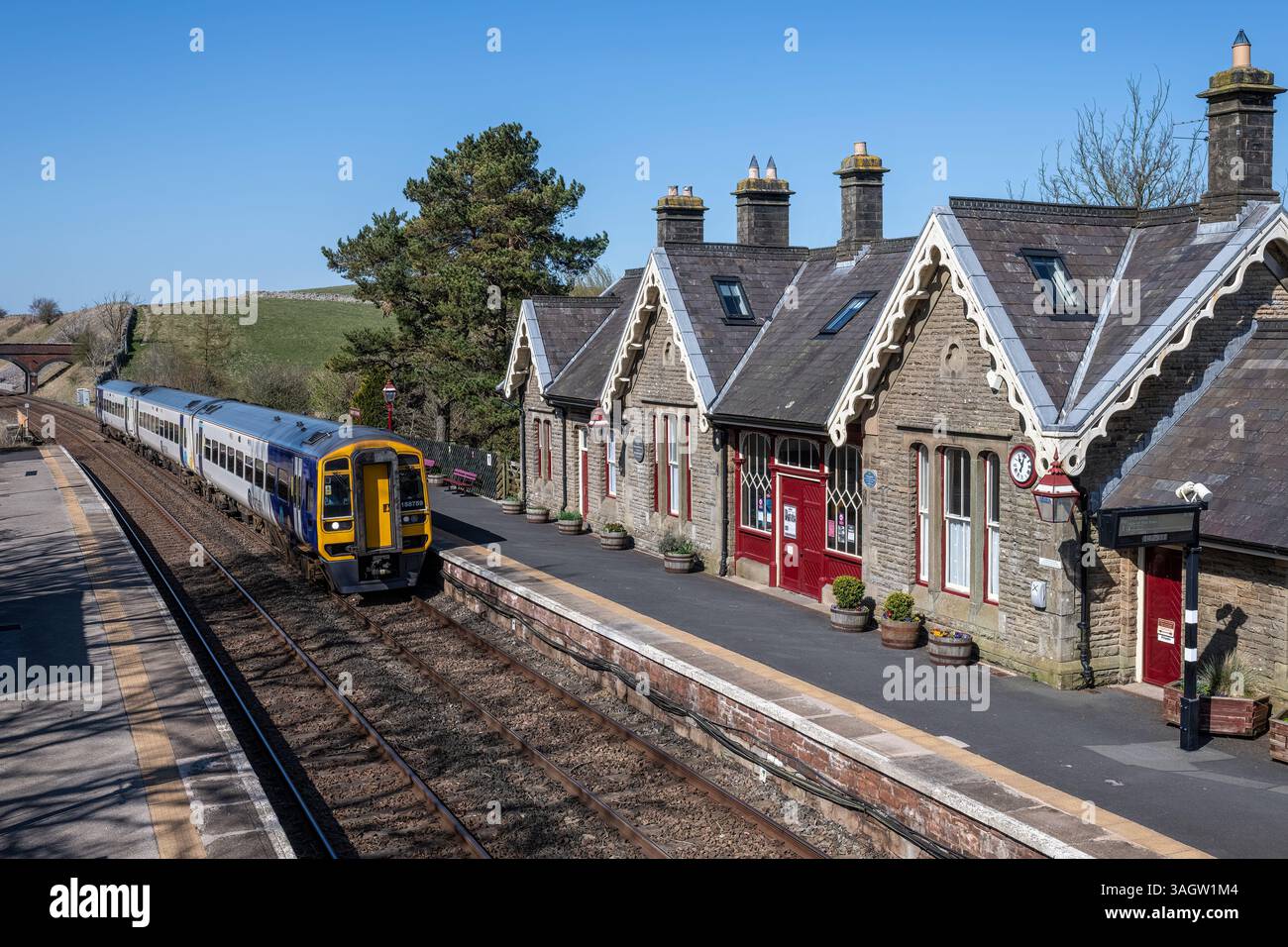 Le 15,47 Express Sprinter (158759) approche de la gare de Kirkby Stephen, ligne de chemin de fer Settle-Carlisle, Westmorland & Furness, Cumbria, Royaume-Uni Banque D'Images