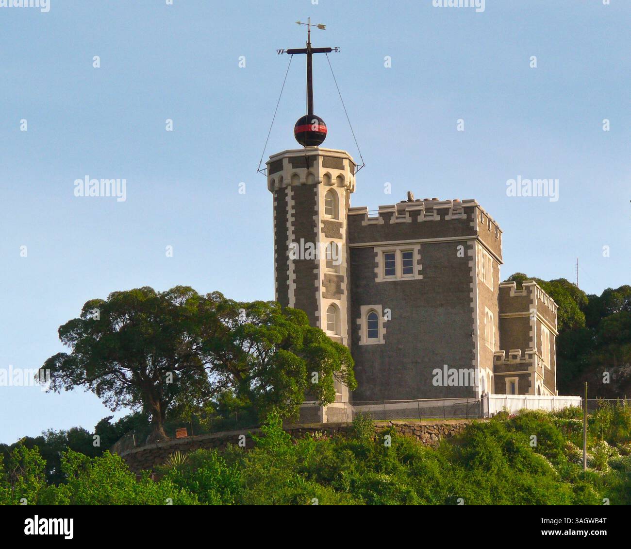Oct 30, 2008 - Lyttelton, Île du Sud, Nouvelle-Zélande - comme un château écossais dominant le port pittoresque de Lyttelton sur l'Île du Sud, la Timeball Station a été érigée en 1876 et est l'un des cinq seuls à fonctionner encore dans le monde. De 1876 à 1934, une boule est tombée du mât sur sa tour, signalant l'heure aux navires dans le port de Lyttelton, étant nécessaire pour corriger les chronomètres des navires et assurer une navigation précise. Bel exemple de la technologie victorienne et un morceau rare de l'histoire maritime, il est maintenant exploité comme un musée par le Historic places Trust. (Crédit image : © Arnold Drapkin/ZUMA Pr Banque D'Images
