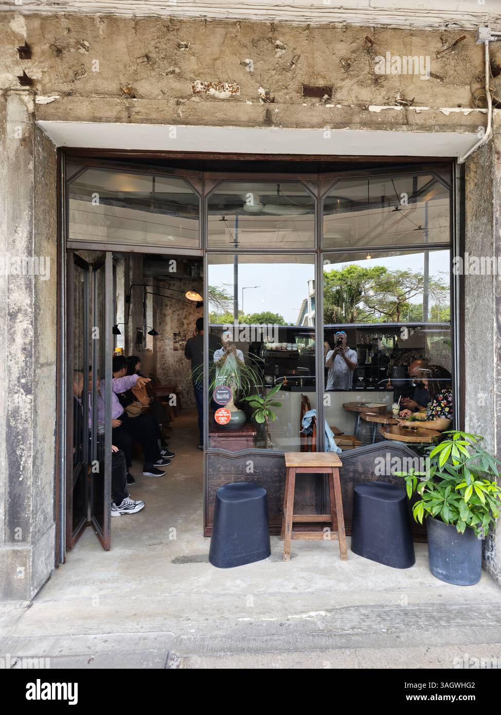 Café à mi-chemin sur Connaught Rd à Sheung Wan, Hong Kong. - Image de stock capturée avec un smartphone