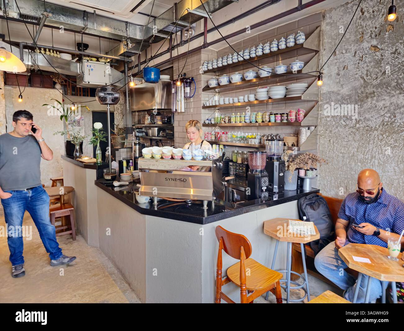 Café à mi-chemin sur Connaught Rd à Sheung Wan, Hong Kong. - Image de stock capturée avec un smartphone