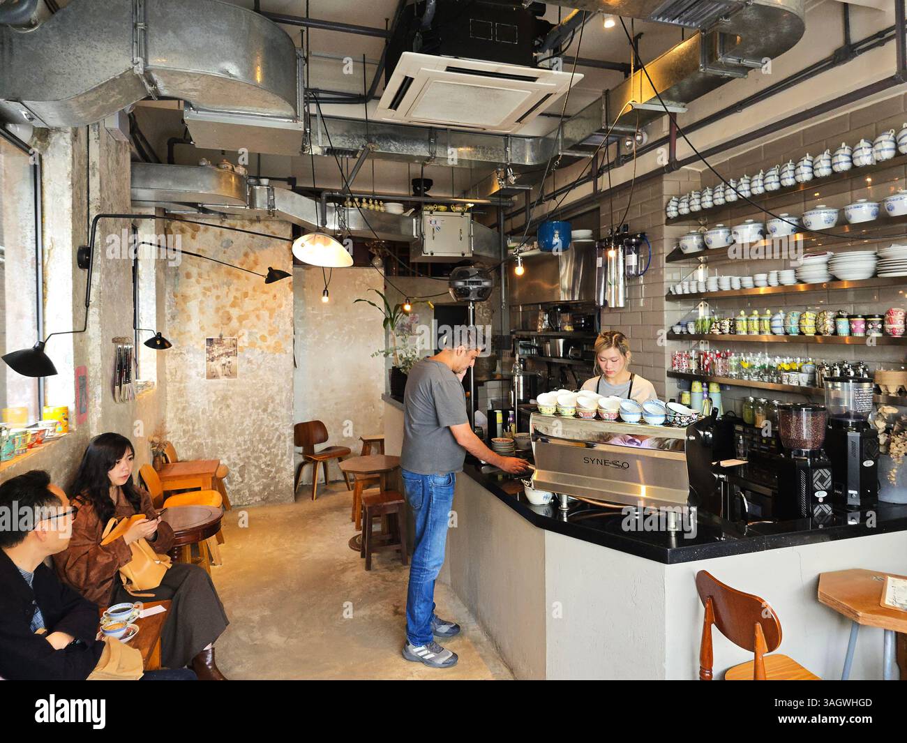 Café à mi-chemin sur Connaught Rd à Sheung Wan, Hong Kong. - Image de stock capturée avec un smartphone
