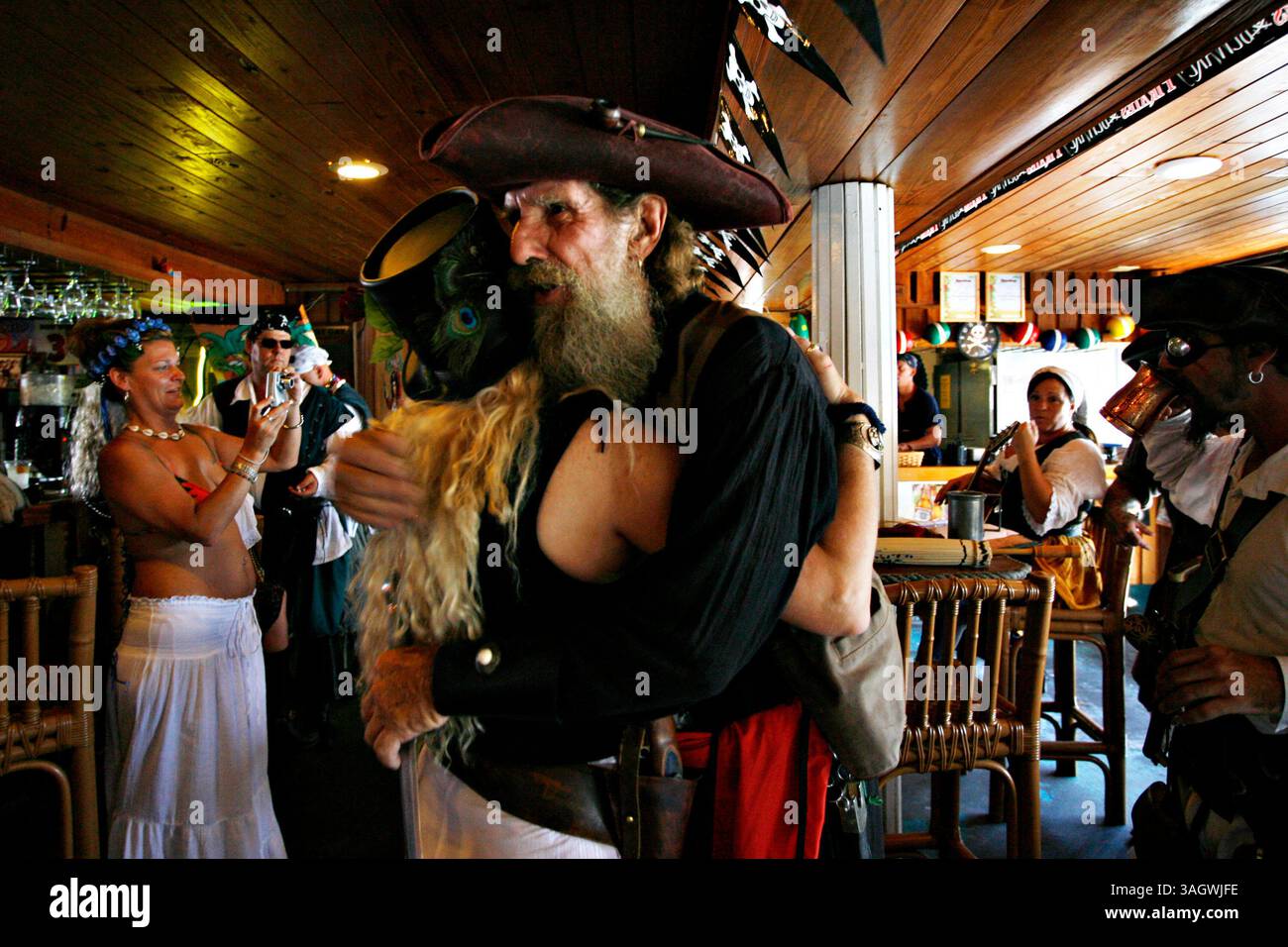 MELISSA LYTTLE | Times. SP 307564 LYTT PIRATE 2 DE 3 (06/13/2009 ST. PETERSBURG) Bone Island Buccaneers pirate Portside Tom (de son vrai nom - Tom Chittenden) embrasse son ami No Knickers Nelly (de son vrai nom - Fox Smith) après l'avoir rencontrée à Friendly's Pirates Cove lors de la huitième édition annuelle des John Levique Pirate Days à John's Pass. La légende raconte que Portside Tom a obtenu son nom parce que quand il est ivre il tombe toujours du côté bâbord du bateau. [MELISSA LYTTLE, Times] (crédit image : © établi Petersburg Times/ZUMA Press) Banque D'Images