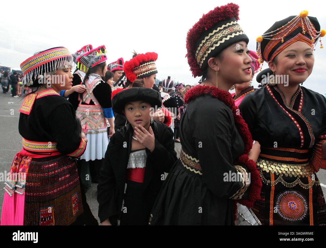 Dec. 26, 2009 - Fresno, California, USA - Fresno, CA 12-26-2009 -AMIS DU NOUVEL AN HMONG -amis se rassemblent pour jouer ''pov POB.'' . John Walker/The Fresno Bee (crédit image : © Fresno Bee/ZUMApress.com) Banque D'Images