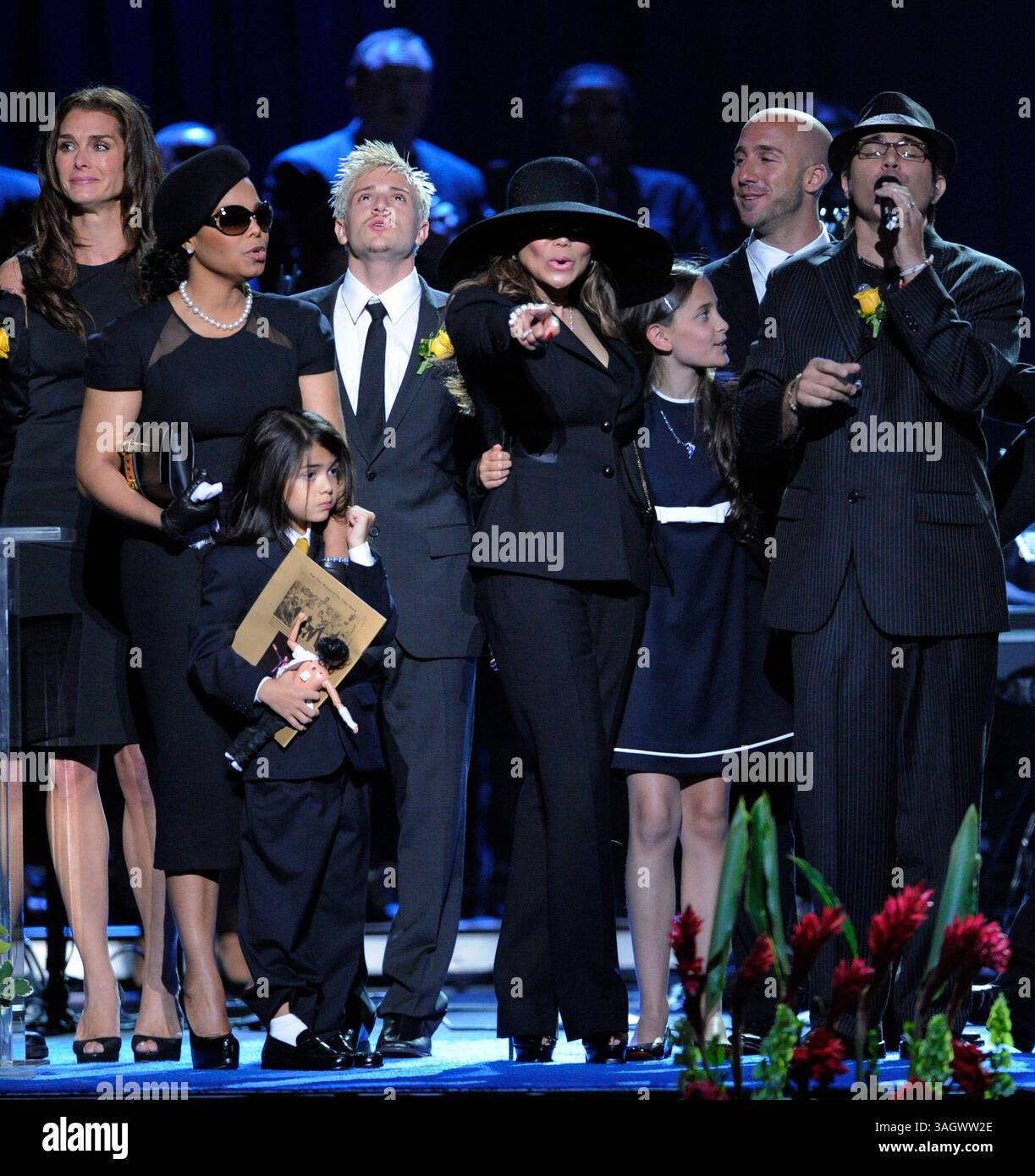 JANET JACKSON, et LATOYA JACKSON, avec les enfants de Michael, LE PRINCE MICHAEL JACKSON II et PARIS JACKSON pendant le service commémoratif Jackson au Staples Center. Banque D'Images