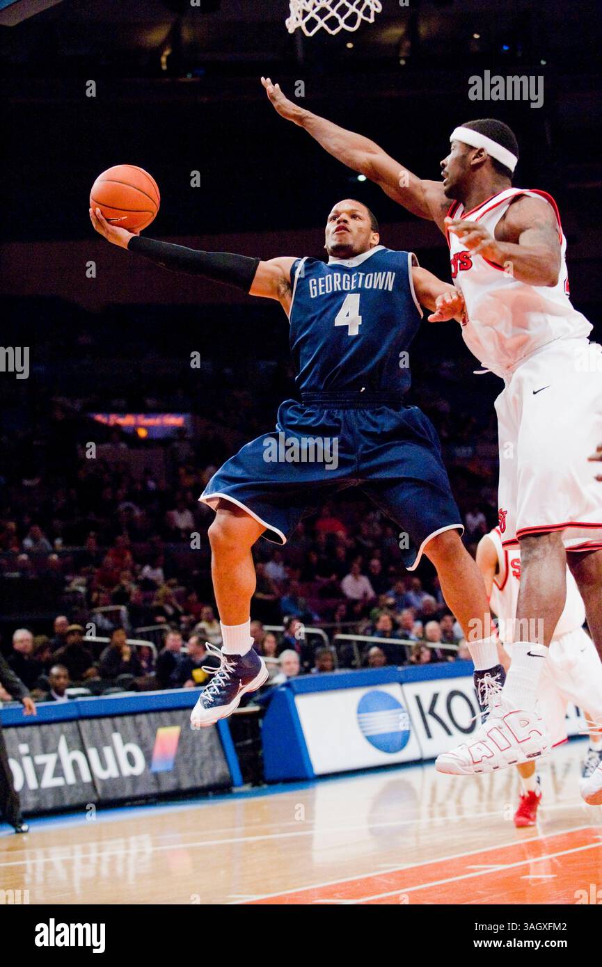 03 mars 2009 : Chris Wright de Georgetown (4) se déplace dans la peinture du haut de la clé pour deux points lors d'un match de basket-ball de la NCAA Big East Conference entre John's Red Storm et les Hoyas de Georgetown au World Most Famous Arena Madison Square Garden à New York. John's a fait une victoire de retour sur Georgetown en prolongation 59-56.(Credit image : © Duncan Williams/Cal Sport Media) Banque D'Images