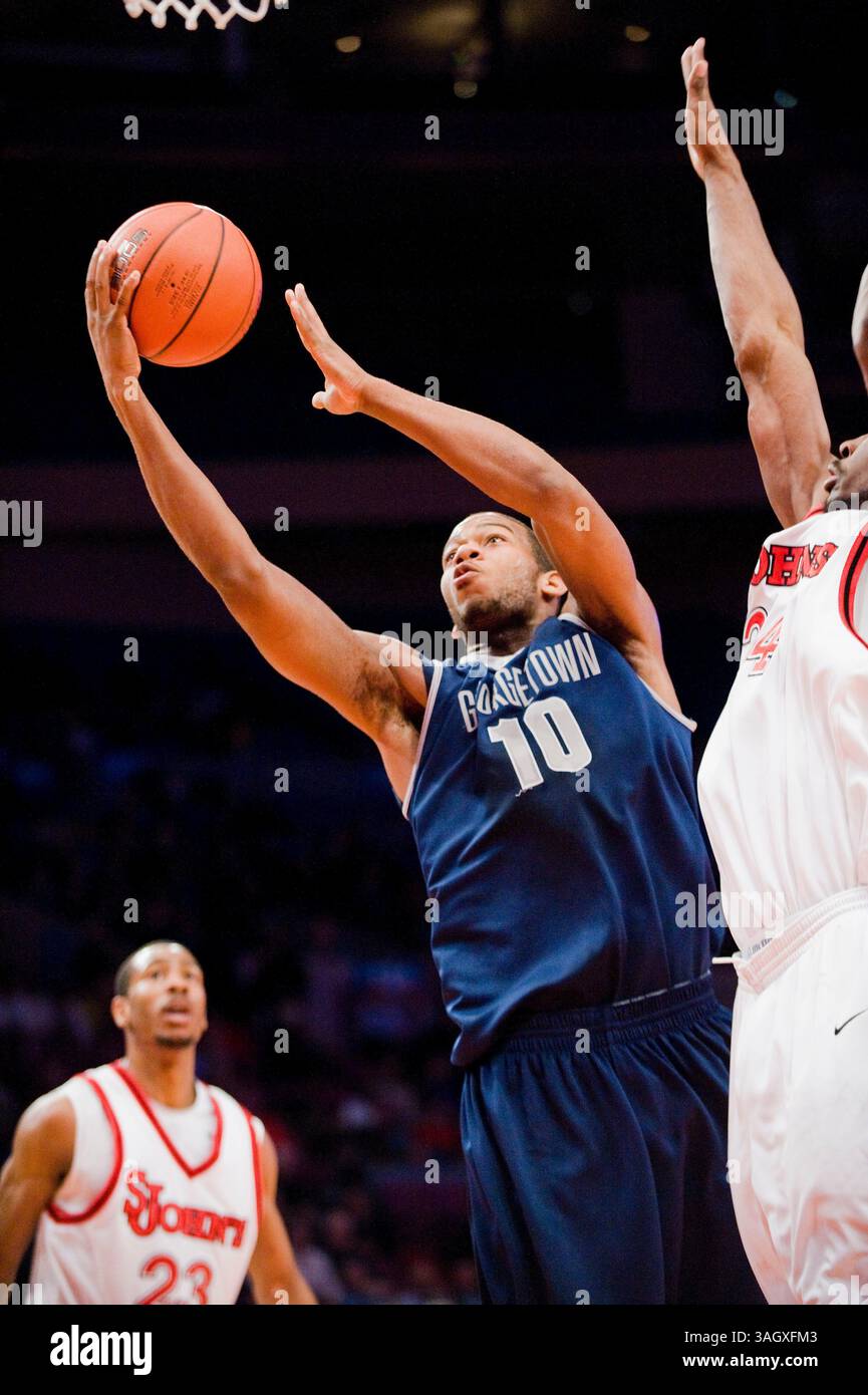 03 mars 2009 : Greg Monroe (10 ans) de Georgetown obtient deux de ses 18 points lors d'un match de basket de la NCAA Big East Conference entre John's Red Storm et Georgetown Hoyas au Worlds Most Famous Arena Madison Square Garden à New York. John's a fait une victoire de retour sur Georgetown en prolongation 59-56.(Credit image : © Duncan Williams/Cal Sport Media) Banque D'Images