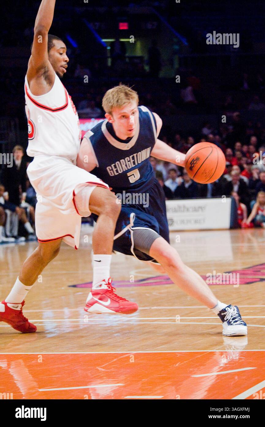 03 mars 2009 : Nikita Mescheriakov (5) de Georgetown pousse dans la peinture du haut de la clé pour deux points lors d'un match de basket de la NCAA Big East Conference entre les membres John's Red Storm et les Hoyas de Georgetown au Worlds Most Famous Arena Madison Square Garden à New York. John's a fait une victoire de retour sur Georgetown en prolongation 59-56.(Credit image : © Duncan Williams/Cal Sport Media) Banque D'Images